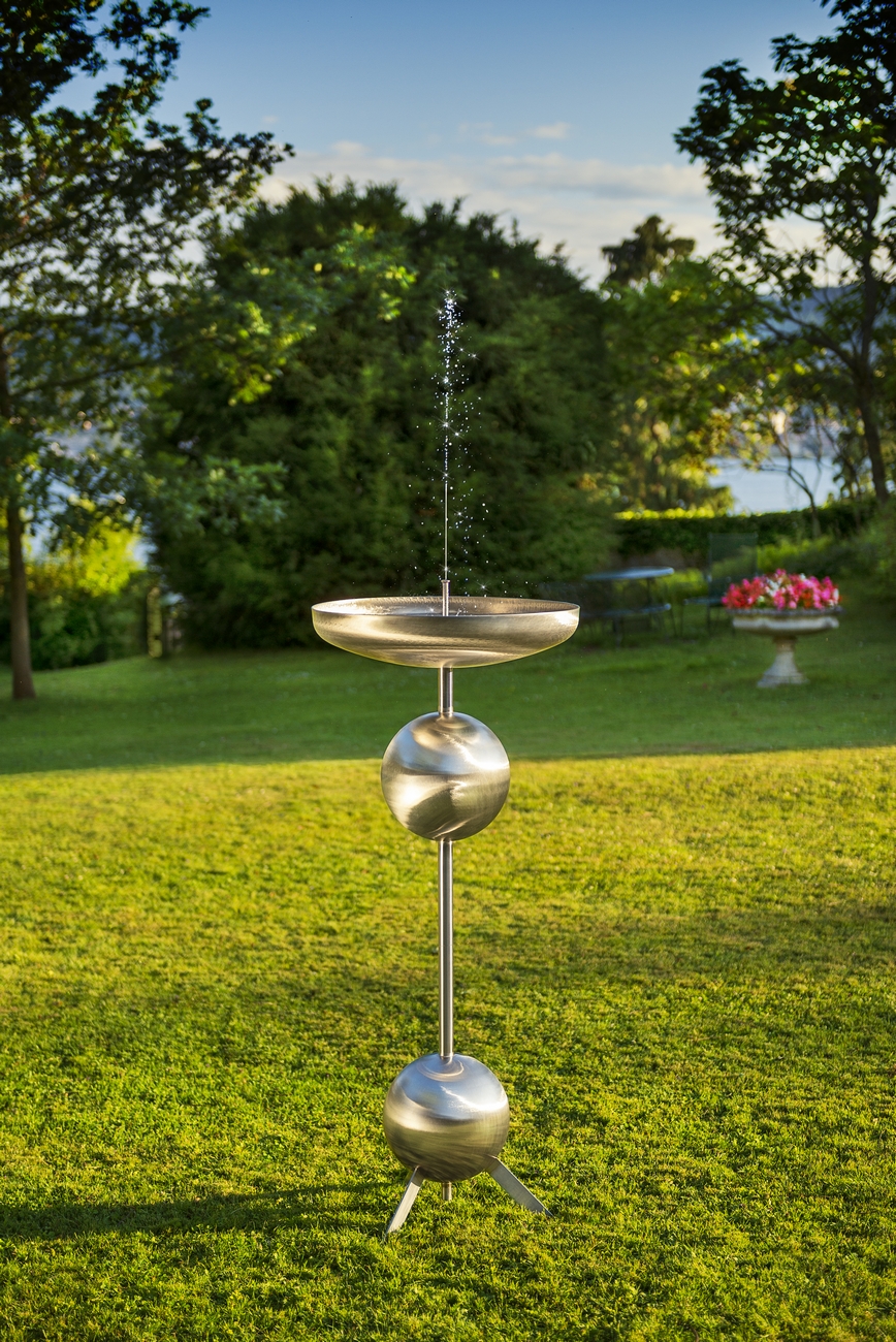 Der geschliffene Edelstahl schafft eine lebendige Oberfläche, welche die Umgebung in grossem Umkreis einfängt und das Licht auf ihre eigene, verzerrende Weise wiedergibt.