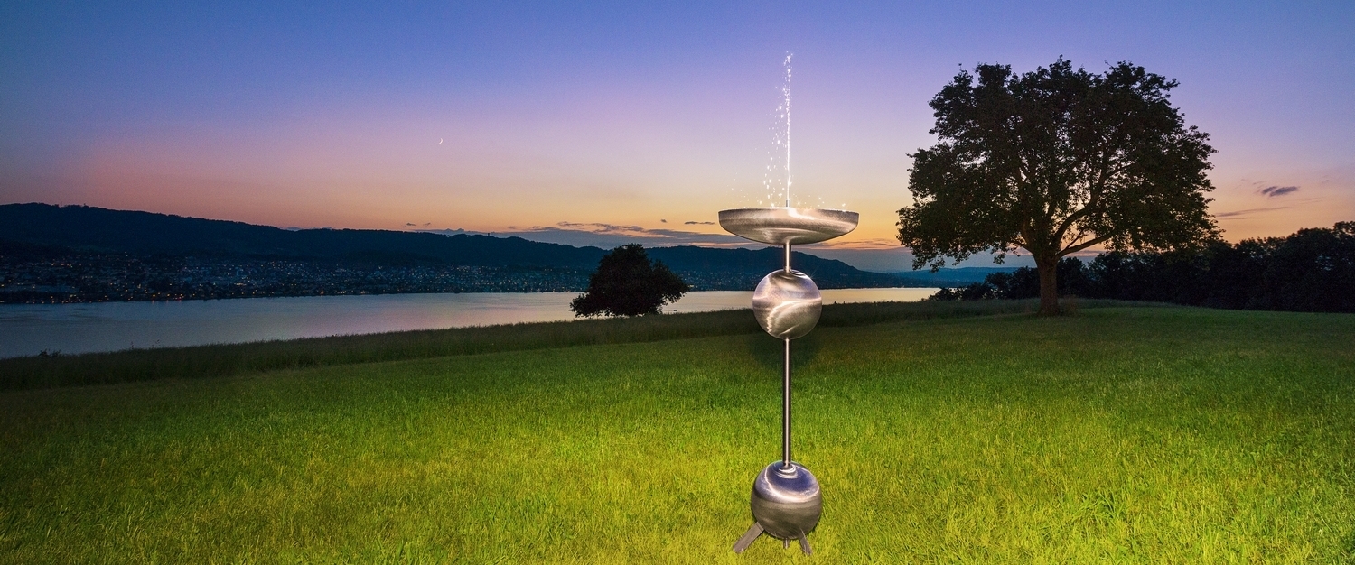 Edelstahl-Springbrunnen in der Abenddämmerung