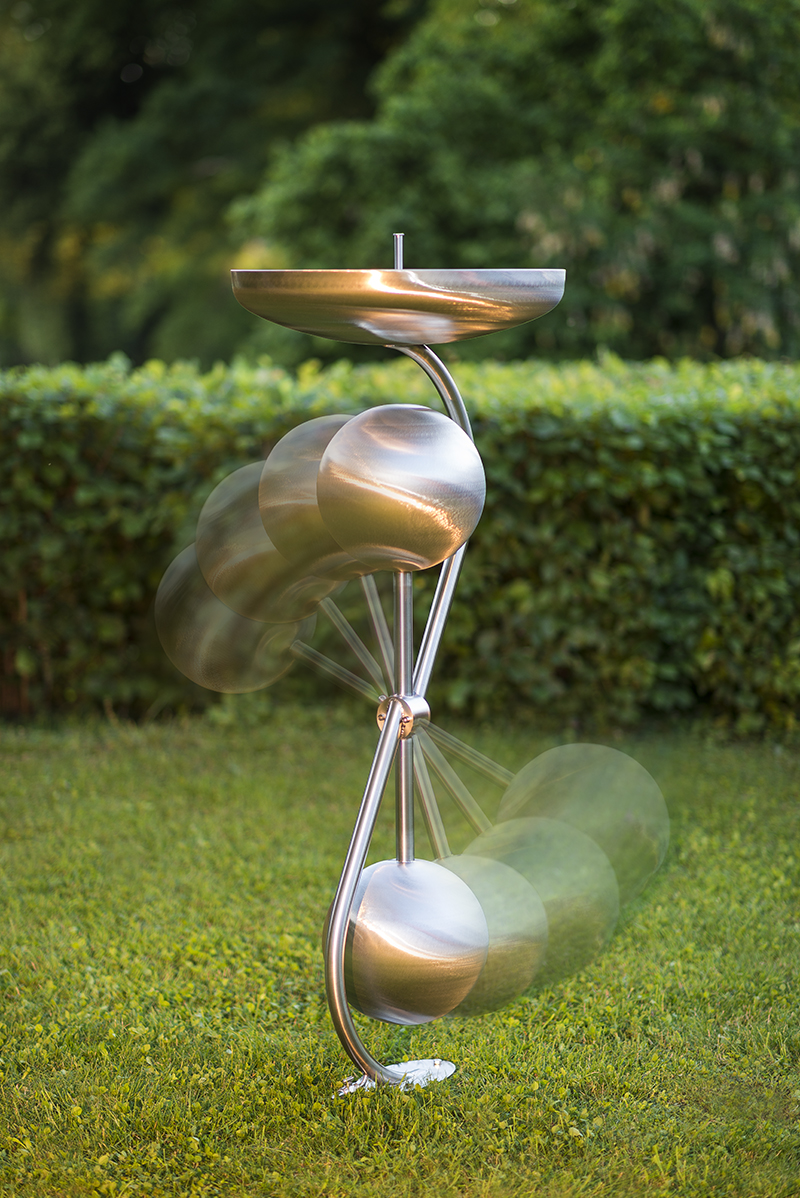 Das Wasserspiel dauert rund eineinhalb Stunden. Danach dreht man, gleich einer Sanduhr, die Kugeln und der Springbrunnen läuft von neuem. Ohne Pumpe, ohne Strom.